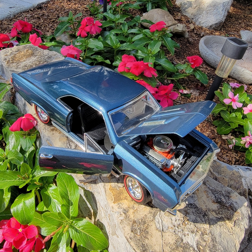 MOTORMAX ♡ 1967 Slate Blue Metallic Chevelle SS396 1:18 Scale Diecast Model - Picture 6 of 17
